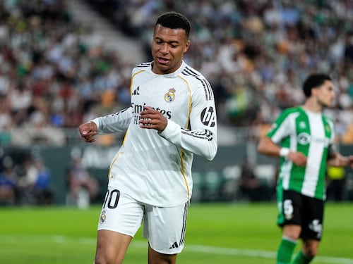 El lesionado Kylian Mbappé defiende su compromiso con Real Madrid tras viaje antes del clásico