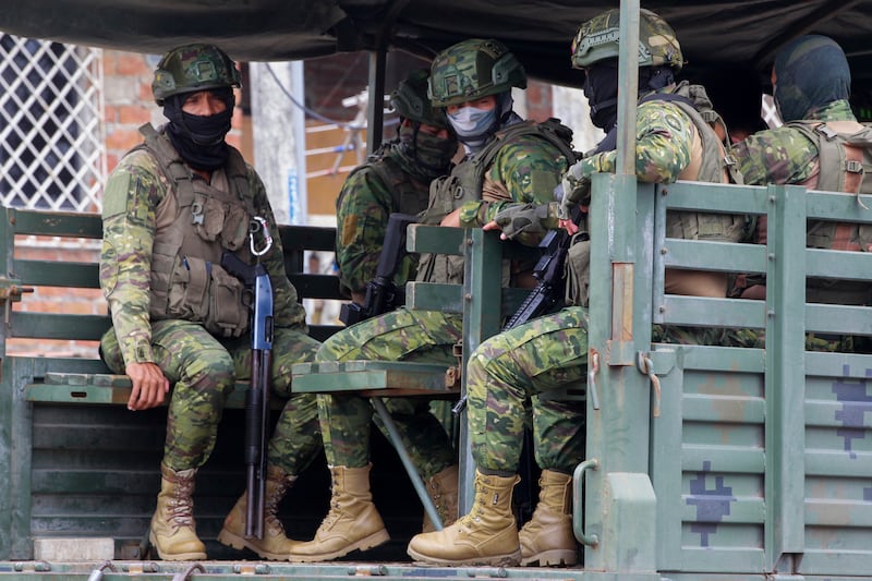 Soldados del ejército ecuatoriano patrullan cerca al Centro de Privación de Libertad Zonal No. 8