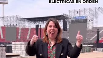 “¿Preparados para bailar con Daddy Yankee? Por nuestro lado ya comprobamos el cumplimiento de medidas y protocolos de seguridad en el Estadio Nacional”.
PUBLICIDAD
Con este mensaje de Twitter, publicado 24 horas antes del primer concierto del artista puertorriqueño en el coliseo de Ñuñoa, la delegada presidencial de la Región Metropolitana, Constanza Martínez, anunció los preparativos que, supuestamente, auguraban un espectáculos sin mayores inconvenientes.
Anoche, en medio del caos que se produjo en el recinto deportivo, donde miles de personas se colaron al show, el tuit de la autoridad recibió miles de respuestas, críticas y troleos.