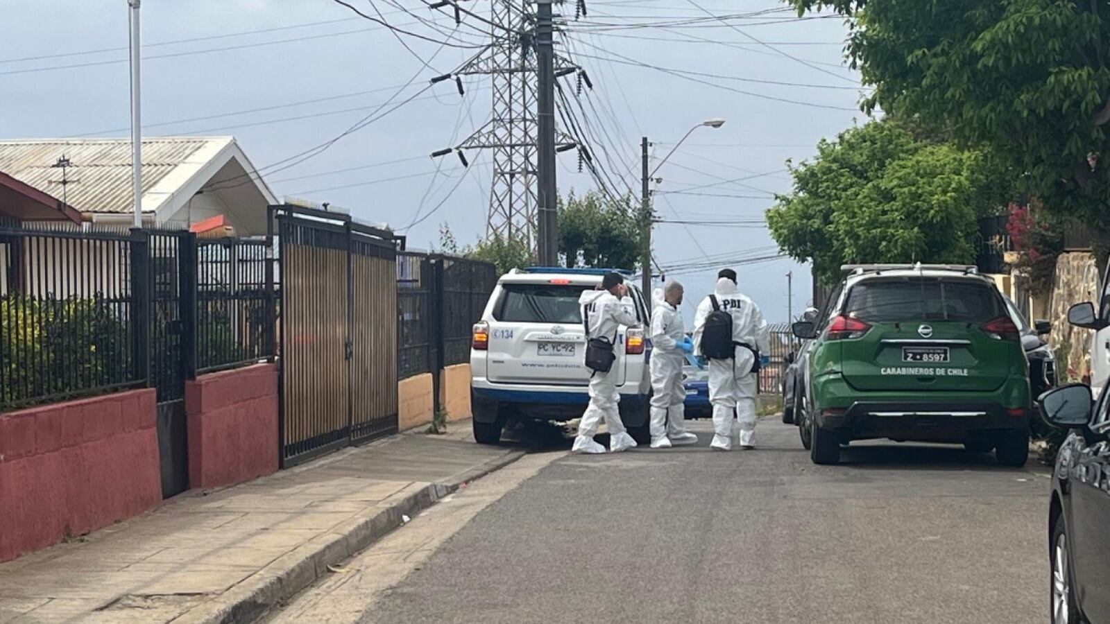 Un triste y trágico final tuvo una pareja de adultos mayores en Valparaíso. Fue durante la tarde del sábado cuando se dio a conocer que el hombre de 77 años dio muerte a su esposa de 71, que se encontraba postrada, y luego se quitó la vida.
El dramático hecho ocurrió al interior del domicilio ubicado en Cerro Playa Ancha, y fue descubierto por el hermano de la mujer quien llegó a la casa para ayudar en su cuidado. Pero, al golpear la puerta y no obtener respuesta decidió ingresar por sus propios medios.
Fue así como descubrió la macabra escenas, al ver ambos cuerpos ensangrentados sobre la cama.
Trágica muerte de adultos mayores en Valparaíso
Según se informó, el adulto mayor disparó a su esposa en la cabeza, utilizando el arma de fuego que tenía debidamente inscrita. Además, se reportó que era un suboficial de la armada.
Respecto a la causa de muerte, la PDI constató que ambos fallecieron por un traumatismo craneoencefálico.