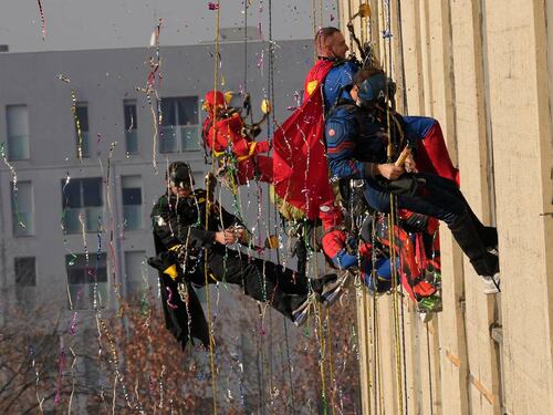 Escaladores italianos se disfrazan de superhéroes para alentar a los niños hospitalizados
