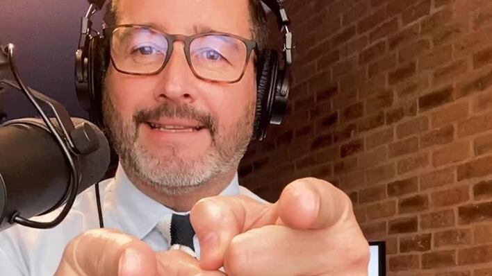 TVN ya tendría casi listo el nuevo programa con el que Eduardo Fuentes debutará en la señal pública.