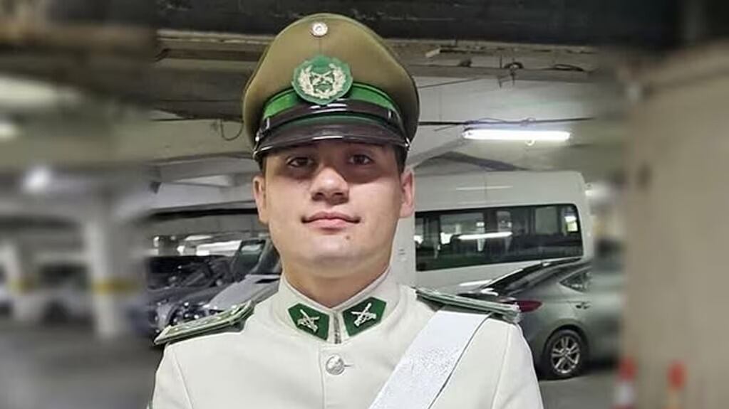 Durante la madrugada del domingo se reportó la muerte de un carabinero al interior del Palacio de La Moneda, precisamente en el área de descanso.
Momento después se informó que el cuerpo sin vida de Dante Moena Fuentealba, de 24 años, fue encontrado con un disparo en la cabeza y tenía un arma en una de sus manos.
A un día de la tragedia, t