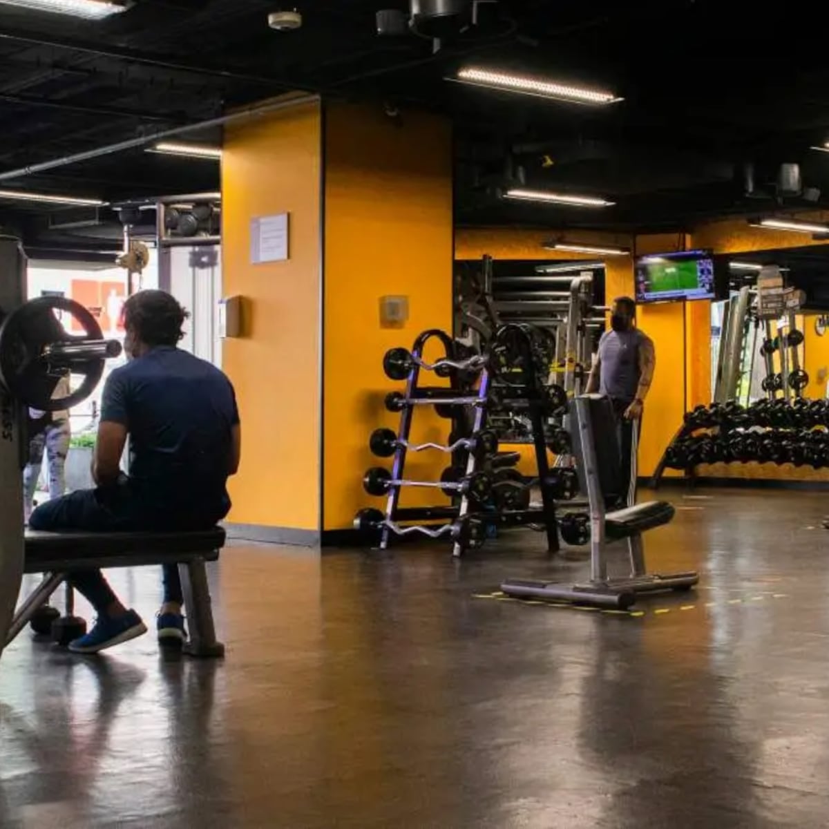 Joven encerrada en spa de gimnasio: Le cobran daños por romper puerta Joven encerrada en spa de gimnasio: Le cobran daños por romper puerta