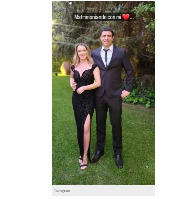 La periodista de TVN y rostro de prensa de 24 Horas, Carla Zunino sorprendió al compartir en redes sociales una romántica foto junto a su actual pareja, Sebastián Donoso, con quien retomó el noviazgo que comenzaron en su juventud.
“Matrimoniando con (mi amor)”, escribió junto al emoji de un corazón. 
En la imagen aparecen abrazados, luciendo sendos atuendos negros, derrochando elegancia. Ella con un vestido con escote en V, dejando al descubierto los brazos y el costado de su pierna derecha. 
Tiempo atrás, en el programa Buenas noches a todos contó cómo retomó la relación de juventud, confesando que tras el reencuentro lo gustó verlo más maduro.