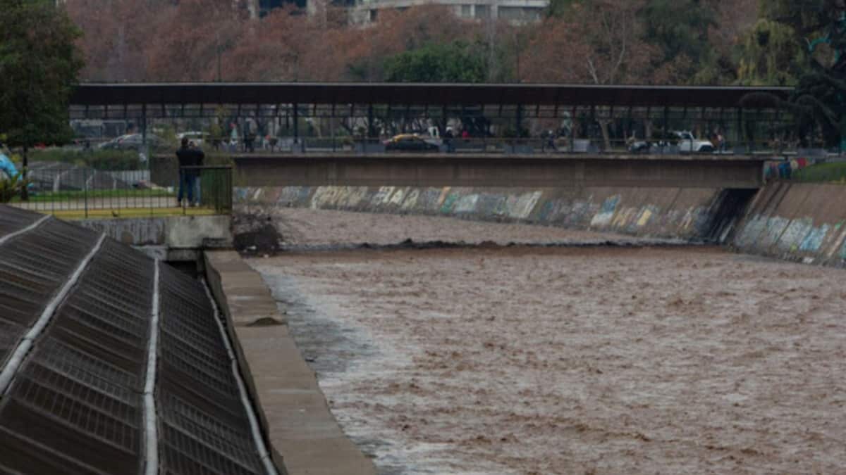 joven se lanzo al rio mapocho