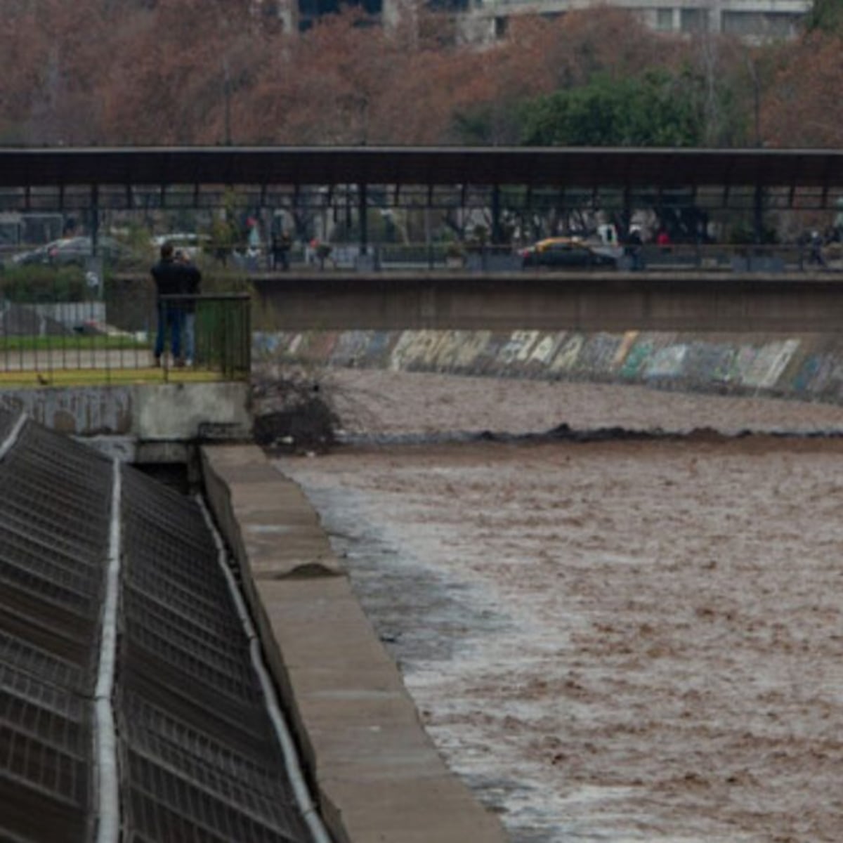 Bomberos rescatan a hombre lanzado al Mapocho tras asalto Bomberos rescatan a hombre lanzado al Mapocho tras asalto
