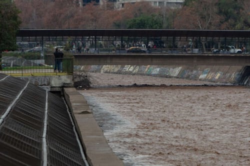 Bomberos rescata a hombre que fue lanzado al Mapocho tras ser asaltado