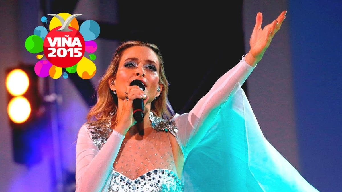 Respecto a su presentación en el gran Arena Monticello señaló qué es una forma es un recorrido de mis discos y también del último disco claroscuro.
Fue en los años 92,000 donde las bandas nacionales brillaron con discos que quedaron para el recuerdo convirtiéndose en una gran época musical para la escena chilena.
“lo bueno de los 90 que era muy diverso había Hip Hop, Pop, rock, Folk, reggae y eso fue muy bueno porque nos encontramos mucho en festivales y compartimos mucho. Realmente fue una época muy bonita que todos los que la vivimos la recordamos así, como mucho movimiento, de muchas ganas de crear, de una industria que ya no está y que ahora somos independientes“.
No hay una claridad en estos años cuando yo fui el año 96 la primera vez al festival lo transmitía megavisión y en esa época sólo daban un galardón no era que el monstruo pidiera la antorcha o la gaviota sino que entregaban galardones fue un error.
“ fue un error yo creo de Vodanovic , después él en la teletón siguiente él me quiso dar un recuerdo de la teletón diciendo que le había faltado darme un galardón creo que fue un error que mandó a comerciales y ahí se dijo que había sido por bajo rating y después se desmintió obviamente mucho más chiquitito Que no había sido por bajo rating con”.
“ no creo que haya sido una mala intención pero si fue un error no entregarme el galardón que le entregaban a todos los artistas y es por eso que hubo esa especulación“.
“El en la teletón me quiso presentar. Me iba a presentar otra persona y él me quiso presentar, pero no hablamos más de ese tema. Son errores que van en desmedro del artista, pero para mí, en este momento, a los 19 años en que ensayé mucho para estar en el festival y después de ese momento no paré tocar tenía una gira muy grande“.
“ fue un momento muy especial, siempre recuerdo a mi mamá que me decía yo te voy a acompañar al próximo festival te van a entregar todas las gaviotas que te mereces. Mi madre en el 2015 ya había fallecido, no pudo acompañarme, me entregaron la gaviota de oro y fue como sentí a mi mamá muy cerca porque ella grababa todos los BHS. Esa grabación del año 96 la gente estaba cantando conmigo Super fuerte y fue muy bacán el público, entonces fue como loco sentir que por ese error la gente tuvo esa percepción de qué no me fue bien y y fue increíble“.
“ yo me bajé del escenario muy emocionada realmente fue un concierto muy bonito, la gente fue muy cariñosa conmigo. Venía saliendo recién del colegio y con esas ganas de vivir de la música, entonces era mucha ilusión, y me fue muy bien, pero en los medios salió todo lo contrario y fue como loco.“.
“ estoy en una etapa de muchos desafíos creativos y voy por mucho más y la música me apasiona tanto y ya estar en la casa haciendo algo creativo es muy estimulante y traspasarlo y que otra gente escuche es muy hermoso”.