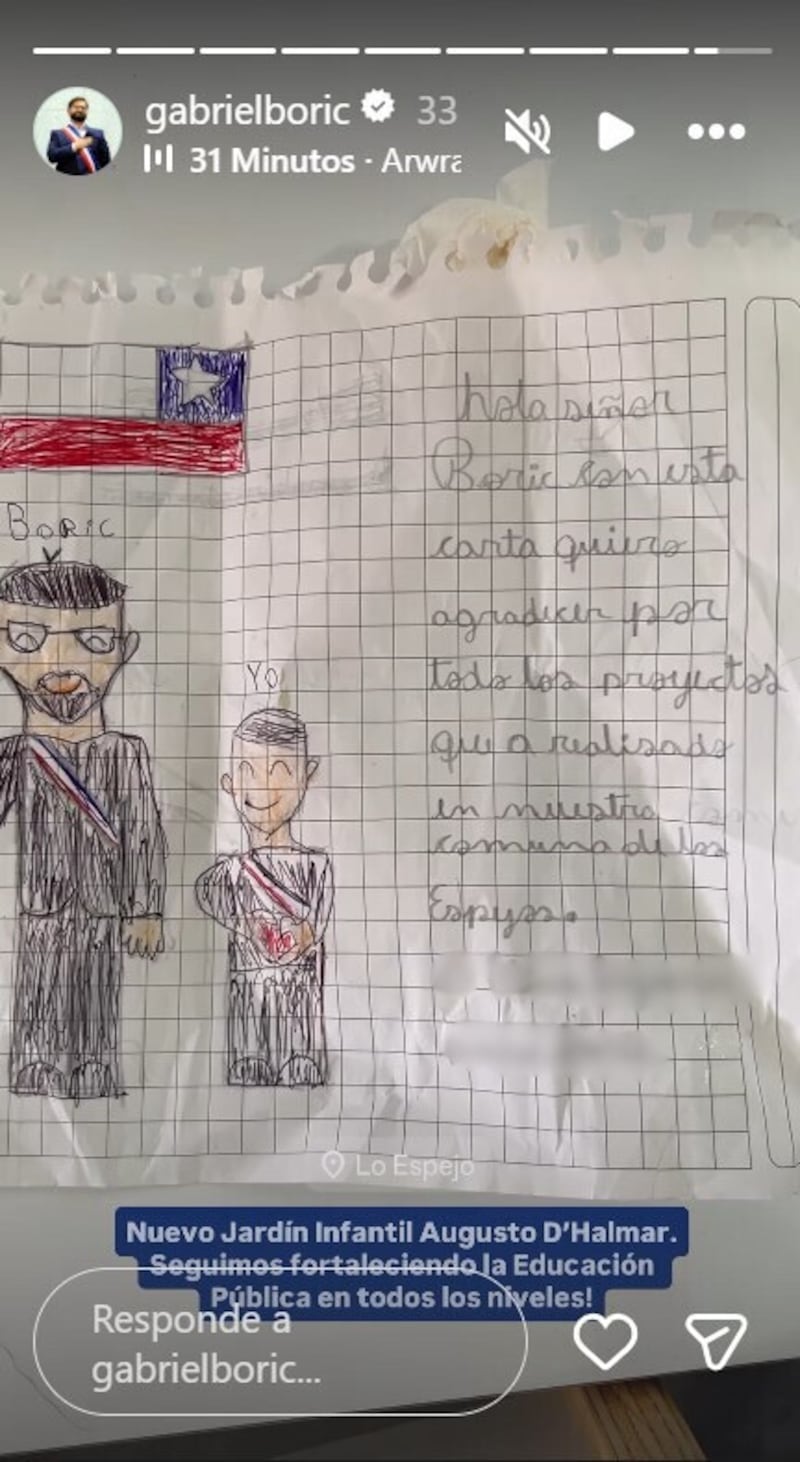 Niño entrega carta escrita a mano a Boric durante inauguración de jardín infantil en Lo Espejo, generando emoción y reacciones.