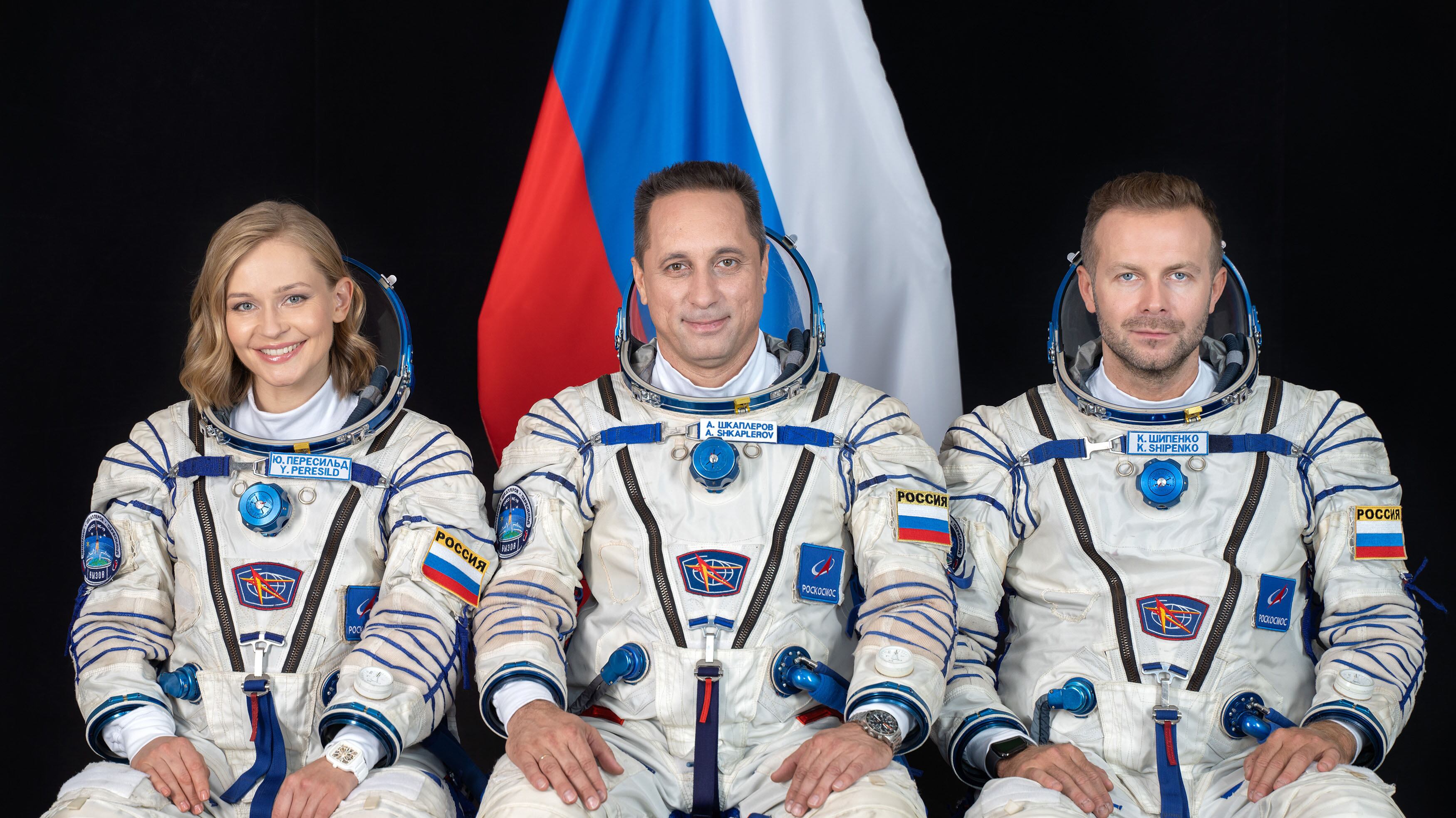 La actriz Yulia Peresild, el veterano cosmonauta ruso Anton Shkaplero y el productor de cine Klim Shipenko, de izquierda a derecha.