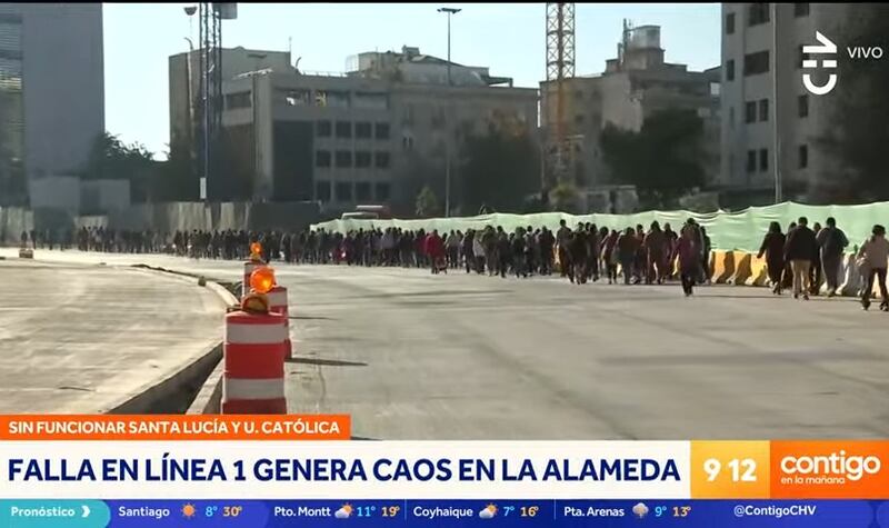 Los pasajeros reclamaron ante la nueva falla del Metro de Santiago.