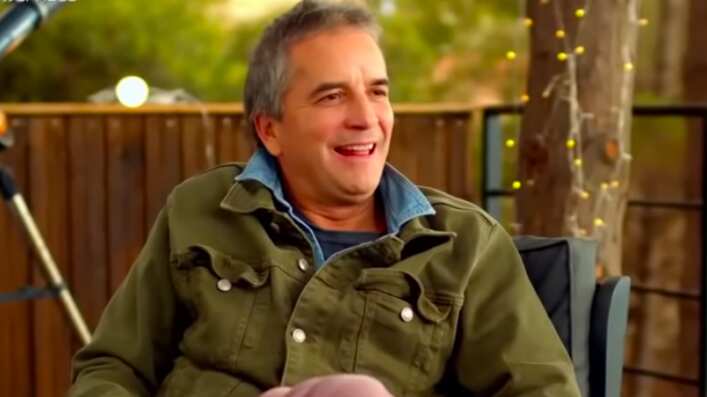 Pablo Mackenna sacó ronchas con inapropiado tuiteo que después borró: comentó aspecto físico de vocal de mesa.