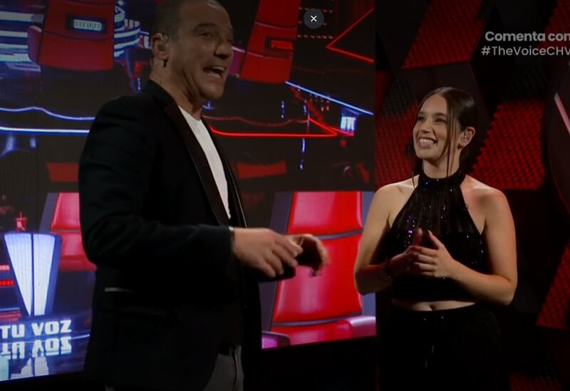 La participante de The Voice Chile, Tayra Hucke Cisternas, puso en aprietos al animador de CHV Julián Elfenbein, tras preguntarle directamente por sus intenciones de casarse con la actriz Mane Swett, con quien se especuló que tuvieron un secreto romance, pero que había llegado a su fin hace unas semanas atrás.
Todo partió cuando el rostro de “Pasapalabra” le preguntó a qué se dedica, a lo cual ella respondió que divide su tiempo entre la música y la realización de fiestas de matrimonio.
“Yo me dedico 70% a la música y el otro 30% oficio bodas, caso gente. Son matrimonios simbólicos o alternativos, son 6 ceremonias diferentes que hacemos”, explicó la concursante del programa de talentos vocales.