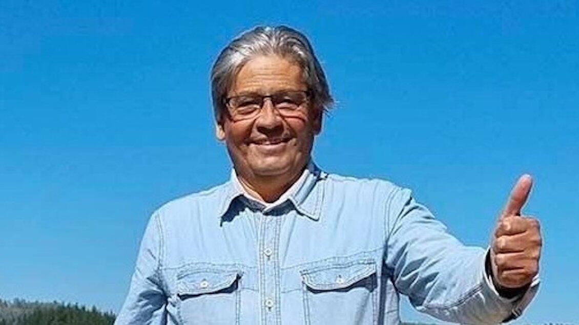 El alcalde de la comunda Florida, Jorge Roa, se quitó la vida en su domicilio tras chocar en estado de ebriedad la mañana de domingo y quedar detenido. Así lo confirmó la presidenta regional de la Democracia Cristiana, María Carolina Inostroza a BioBio.
“Luego de producir un accidente de tránsito donde él estuvo involucrado, él había anunciado por redes sociales y algunos medios que él iba a renunciar a su cargo de alcalde. Nos acabamos de enterar que se quitó la vida en su domicilio en la comuna de Florida”, indicó al citado medio.