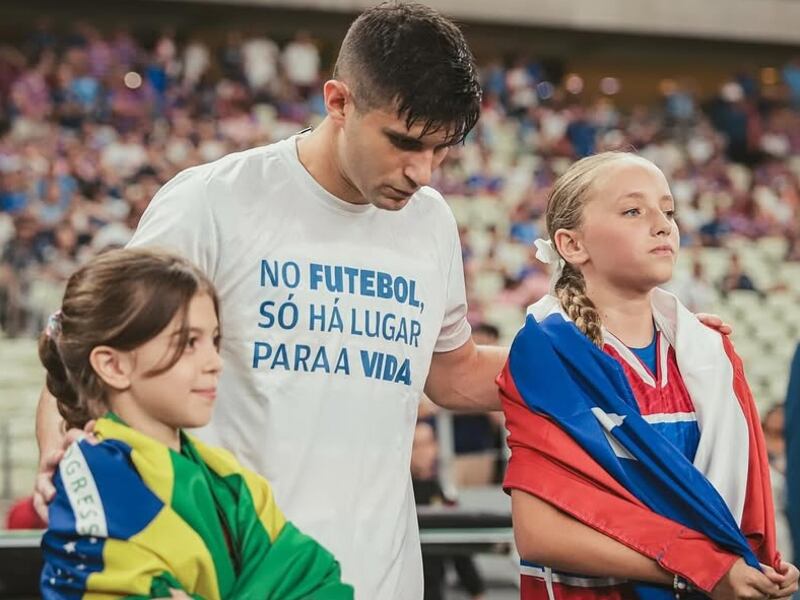 El cuadro brasileño realizó este fin de semana, en la previa a su partido por el campeonato local, un emotivo homenaje a los dos hinchas muertos de Colo Colo.
