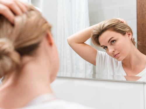 Estrés y hormonas son las principales causas: aumentan consultas por caída del cabello en mujeres