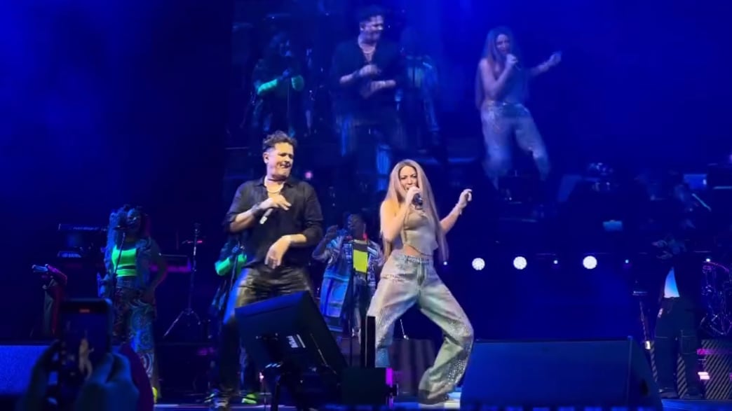 Shakira se apareció de sorpresa en un concierto de Carlos Vives y este huyó por todo el escenario.