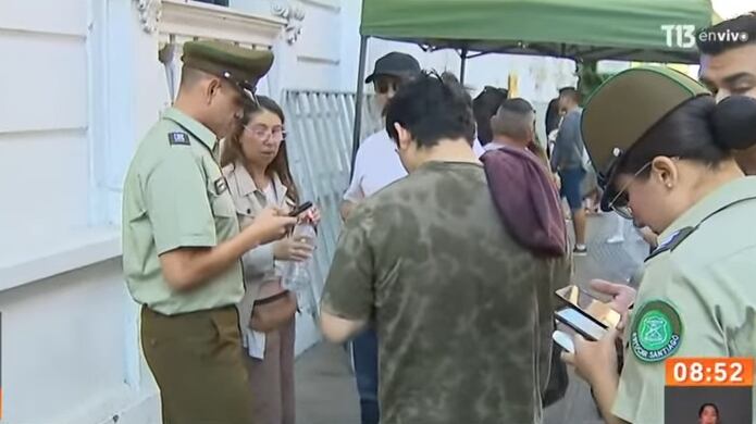 A primera hora de este domingo las comisarías de Carabineros recibieron a cientos de ciudadanos que realizaron el trámite para excusarse de votar en estas elecciones de gobernadores regionales.