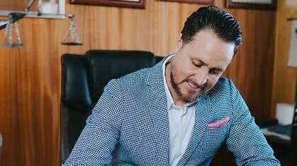 Hace unos días atrás Canal 13 emitió el programa La Ruta de la Patagonia, del fallecido periodista de viajes, Claudio Iturra. Al inicio del capítulo, lanzó un tirón de orejas a la Municipalidad de Puerto Montt, por el desteñido y pequeño cartel que informaba el inicio de la conocida mundialmente Carretera Austral. Pequeño cartel pegado a un poste, dando cuenta del Kilómetro 0 de la Ruta 7 (nombre original). 
A raíz de esta crítica constrictiva, el candidato alcalde a Puerto Montt, Rodrigo Wainraihgt, señaló a Estación Publimetro en Vivo que recogerán la petición de Iturra para fomentar el turismo en la ciudad sureña, revelando que retomarán el proyecto que presentó tiempo atrás un concejal, pero que fue descartado por el actual jefe comunal, Gervoy Paredes. 
“Es una deuda. Sin duda que tenemos que poner un hito 0 que se transforme en un punto obligado de los turistas, pero también de nuestros vecinos de ir ahí y sacarse una fotografía, con este magnífico escenario, que marca algo tan importante. (...) Se va a recoger (la propuesta de Claudio Iturra), va también en la línea que nosotros queremos transformar a Puerto Montt en una ciudad turística, en la capital del turismo de la Región de Los Lagos”, señaló, reiterando que todas estas iniciativas deben ser aprobadas por los habitantes de la comuna.