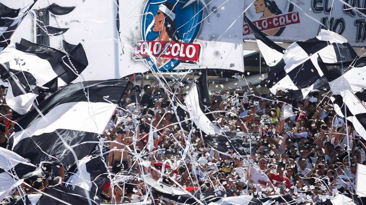 Hinchas de Colo-Colo sufren accidente camino al aeropuerto: diez personas resultaron lesionadas