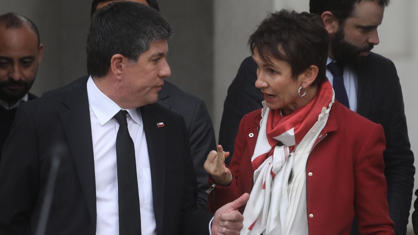 El martes 15 de octubre en la noche el subsecretario del Interior, en ese entonces, Manuel Monsalve, recibió una llamada de la ministra del Interior Carolina Tohá, quién le avisó que personal de la PDI iría hasta su habitación del hotel Panamericano para realizar diligencias respecto a la denuncia de violación que fue presentada en su contra y se dio a conocer públicamente al día siguiente.
En el mensaje de Tohá, le indicó que debía mantenerse en el lugar, puesto que su presencia era importante para los detectives.
Esta llamada se dio a conocer recién este martes 29 de octubre por un reportaje de T13 y fue considerada como una “advertencia”, que le pudo haber servido al acusado como para borrar pruebas que podían corroborar su culpabilidad.
“Según información recabada por Reportajes T13, Manuel Monsalve, antes de entregar su celular y recibir a los detectives en su pieza, recibió el llamado telefónico de la ministra del Interior, Carolina Tohá, quien le señaló que tenía que estar en el lugar...Consultado el ministerio del Interior por este medio, señalaron que “el martes 15 a través de una llamada telefónica tarde en la noche, el director Cerna le informó a la Ministra que habría diligencias que requerirían la presencia de Monsalve”, indicó el citado medio, bajo el título “La advertencia de Tohá a Monsalve previo a la incautación de su teléfono”.