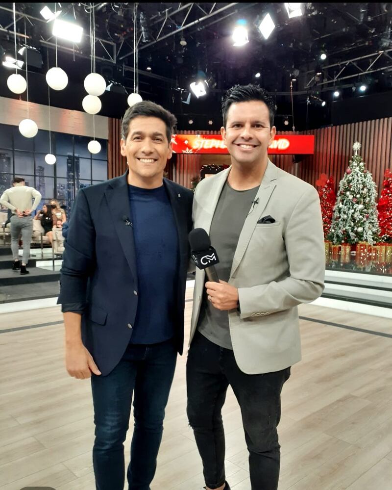 El periodista chileno es el que más notas ha conseguido con los famosos nacionales radicados en Miami.