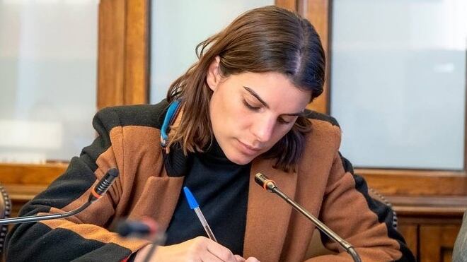 La diputada presentó un recurso ante la Corte de Apelaciones para conseguir revertir su expulsión del Cuerpo de Bomberos.