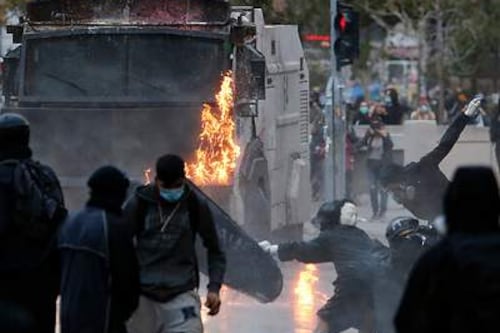 Detienen a prófugo del estallido social investigado por homicidio frustrado y que fue visitado por Boric en prisión