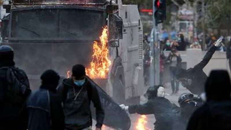 Detienen a prófugo del estallido social investigado por homicidio frustrado y que fue visitado por Boric en prisión