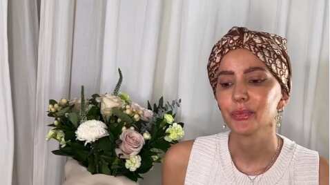 “Soy Aylén, 33 años y tengo Cancer de Mama, comportado como triple negativo, agresivo. Llevo 16 quimioterapias. Esta es mi historia”, escribió la argentina Aylén Milla en un post de Instagram, junto a la transmisión online donde confesó a sus seguidores la compleja situación de salud que atraviesa desde enero.
“Mi diagnóstico es cáncer de mama, bastante agresivo. Espero no emocionarme, quiero ser breve y concisa, real y genuina”, señaló, vestida de blanca y con una pañuelo en la cabeza. Todo, en un tono tranquilo, transmitiendo ternura, tranquilidad y siempre con una dulce sonrisa.
“Quiero abrir mi corazón, este es el momento adecuado, lo guardé en silencio hasta que yo considerada que estaba fuerte”.
“Claramente, y lo digo con mucho orgullo, no tengo pelo y no me importa. No tengo cejas, pestañas y tampoco me importa. Me cansé de estar intentando fingir y usar una peluca”, confesó, explicando que por su trabajo de modelo e influencer se vio en la obligación de usarla, pero decidió no hacerlo más.
Aylén Milla confesó que tiene cáncer de mama
“Tengo que enfrentarlo y esa fue mi mejor manera de enfrentarlo, en cuanto respecta al trabajo. Lo que quiero decir es que llevo 16 quimioterapias en mi cuerpo”, manifestó mientras mostraba su catéter en la parte superior de su pecho.
“Quise hacer este video para transparentar la situación, para ser libre, para estar en paz conmigo misma, con ustedes”, cerró.
Finalmente explicó que espera que esta confesión pueda ayudar a demás personas y usar su red social para concientizar y dejar de “aparentar” que tiene una vida perfecta.
“Ánimo aylen, saldrás de esto… vivirás, tendrás unos hermosos hijos a los q les contarás esta historia….En esta lucha no hay vencedores ni vencidos, sólo hay luchadores q nos enseñan cómo hay q vivir. Un beso gigante”, “Eres una grande. Valiente, resiliente, mujeraza, invencible. Dios te acompaña siempre. Todo mi amor y energía en tu recuperación que YA está sucediendo. Decretado”, “Pido al Universo que te Sané y siempre brilles ✨un abrazo con mucha fuerza Hermosaaa!”, fueron parte de las múltiples pruebas de amor que recibió.