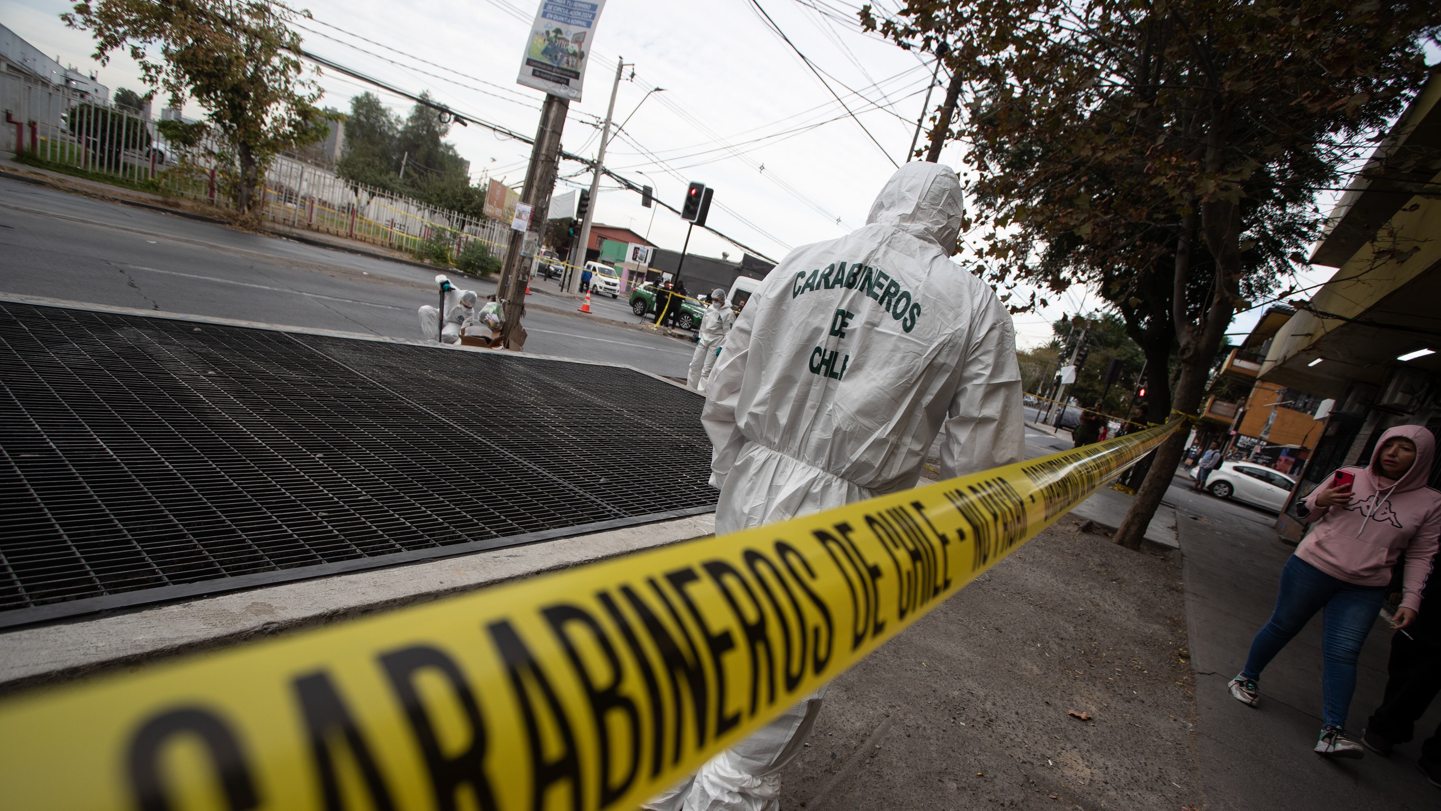Pericias en el lugar donde murió carabinero (Imagen referencial) | 11 de abril 2024 / SANTIAGO 
Personal de criminalística de carabineros realiza peritajes en el lugar donde murió un carabinero tras intercambiar disparos con delincuentes. 
FRANCISCO PAREDES / AGENCIA UNO