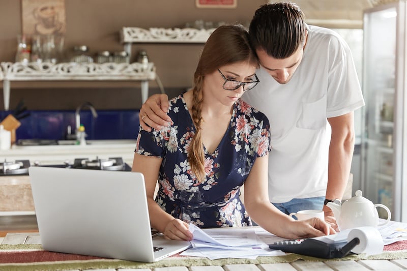 El dinero es una de las principales causas de conflicto en la vida en común, por lo que es importante hablar de ingresos, deudas, gastos y metas. Foto: Freepik.