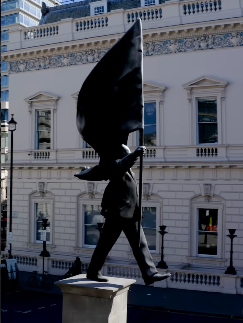 El enigmático artista urbano Banksy volvió a captar la atención mundial tras instalar de forma sorpresiva una nueva escultura en el centro de Londres. Foto: Banksy.
