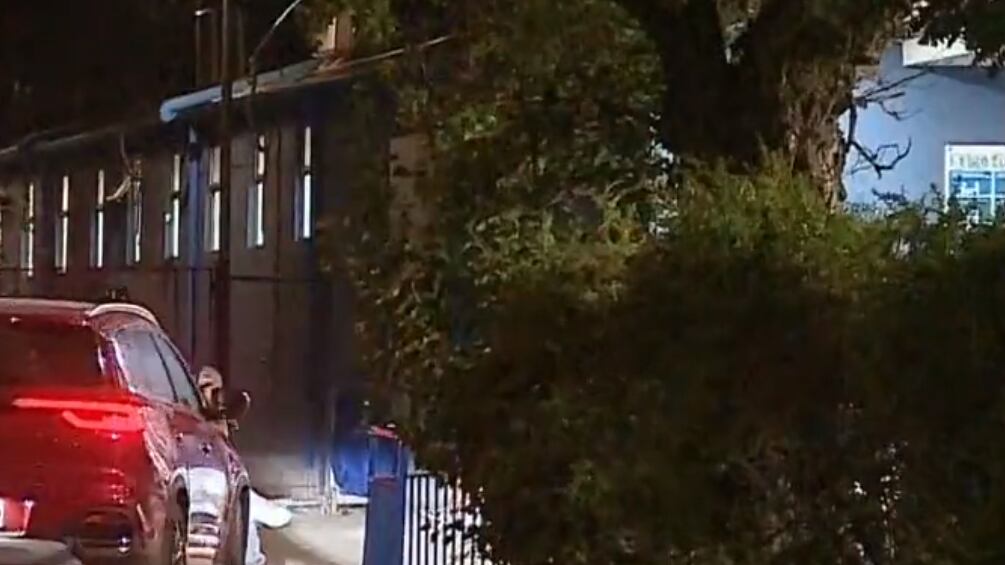 Una discusión terminó en una violenta balacera al interior del Hospital Sótero del Río durante la madrugada de este viernes. El hecho habría tenido su origen con el ingreso de un hombre de 23 años y un adolescente de 15 años, quienes llegaron heridos de bala al recinto asistencial tras, presuntamente, haber participado en un enfrentamiento en una plaza de Puente Alto. Posteriormente, cerca de las 02:30 horas, llegó un vehículo, desde el cual descendió una persona e ingresó disparando al establecimiento. Hasta el momento no se registran heridos y la Brigada de Homicidios de la PDI se encuentra realizando peritajes en el lugar.