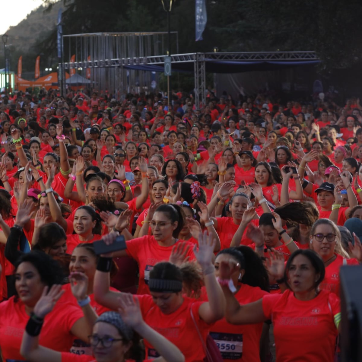 Mujeres corren al atardecer en su día Mujeres corren al atardecer en su día