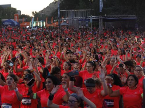 Las mujeres conmemoran su día corriendo al ocaso