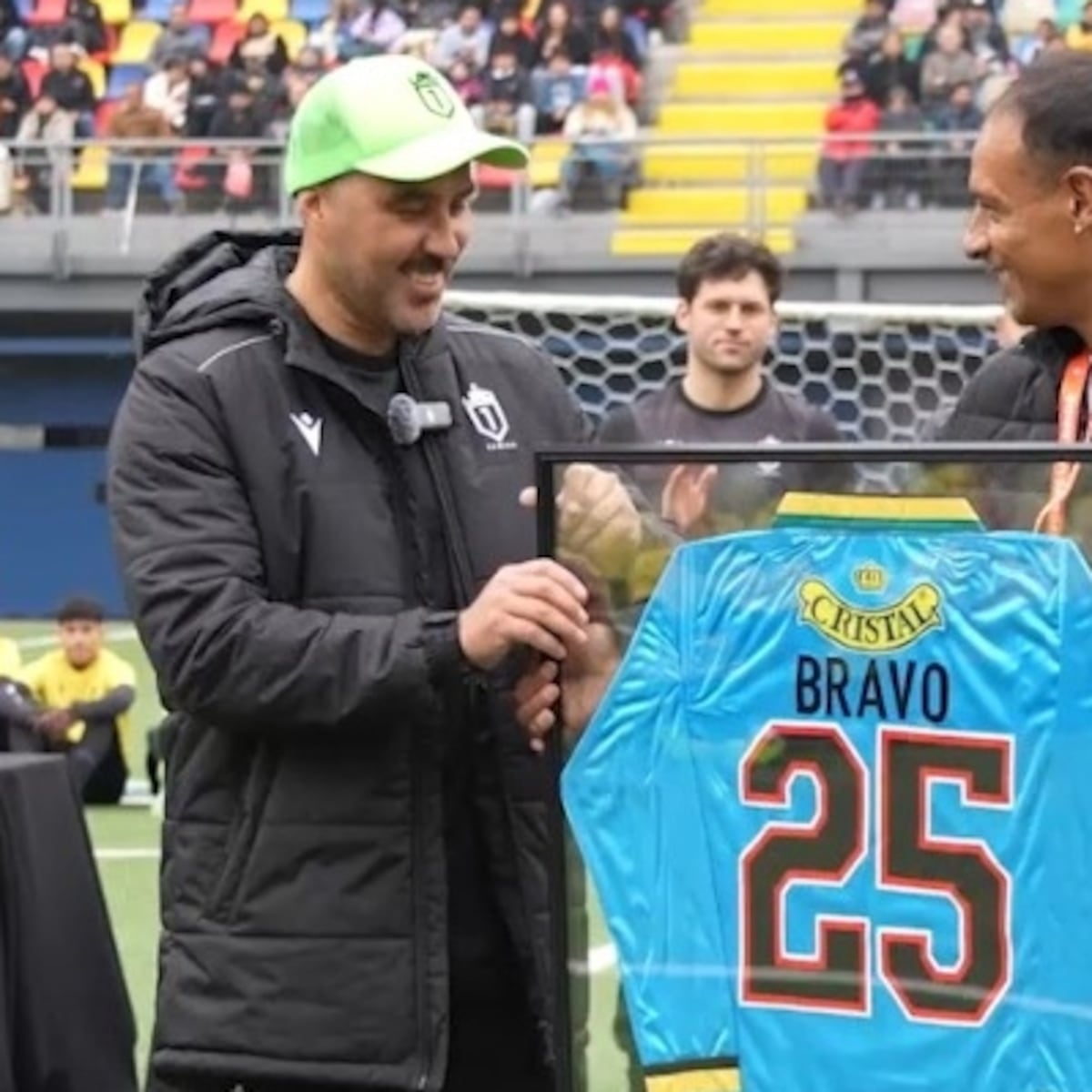 Claudio Bravo recibe regalo inédito en despedida del fútbol profesional Claudio Bravo recibe regalo inédito en despedida del fútbol profesional