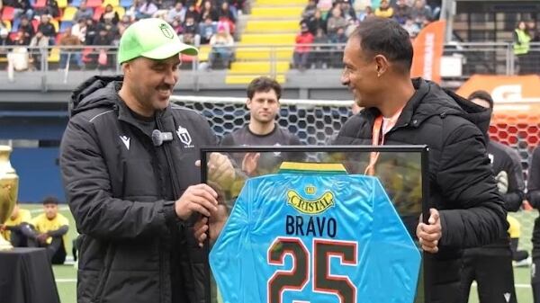 El arquero recibió un homenaje en La Florida por su retiro del fútbol profesional. Lo hizo en una de las clínicas de arqueros que ha realizado en todo el país desde marzo de este año.