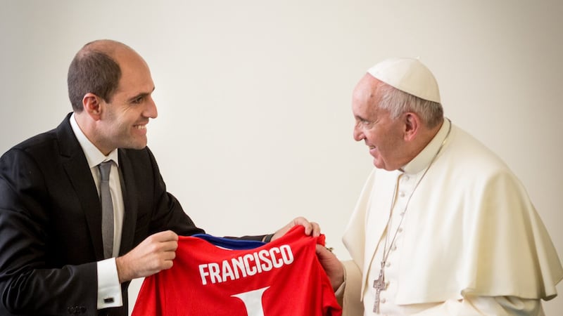 ¿Un milagro del Papa Francisco? Sergio Jadue publicó especial recuerdo con el fallecido pontífice en 2015: “Le pedí su bendición y que nos ayudara...”