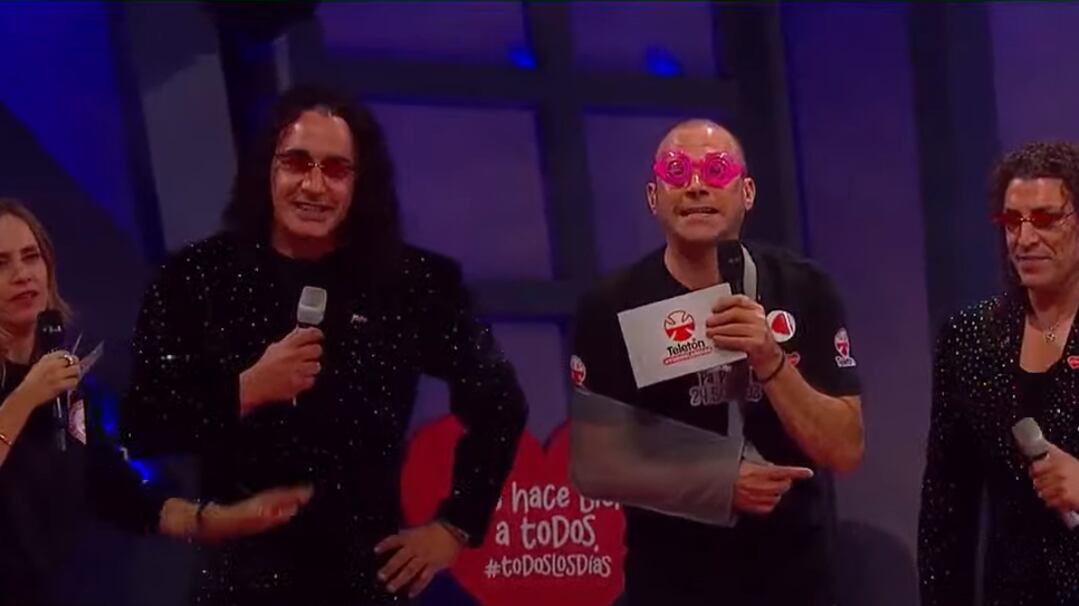 Durante el trasnoche de la Teletón se realizó la competencia de talentos Mejor que el original, donde reconocidos cantantes fueron imitados por rostros televisivos.
El último en presentarse fue José Luis Repenning, quien sorprendió a todos con su transformación en Leo Rey. Ambos subieron al escenario del Teatro Teletón para interpretar el clásico Que nadie se entere de La Noche.
