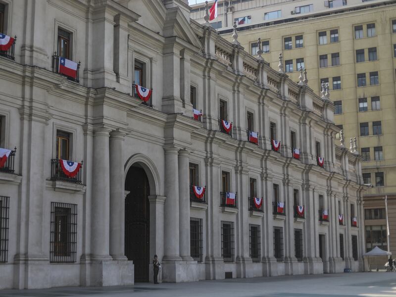 Desde una malla de limones, hasta una máscara de Tutankamón: revelan los especiales regalos que recibieron los ministros del Gobierno en 2024