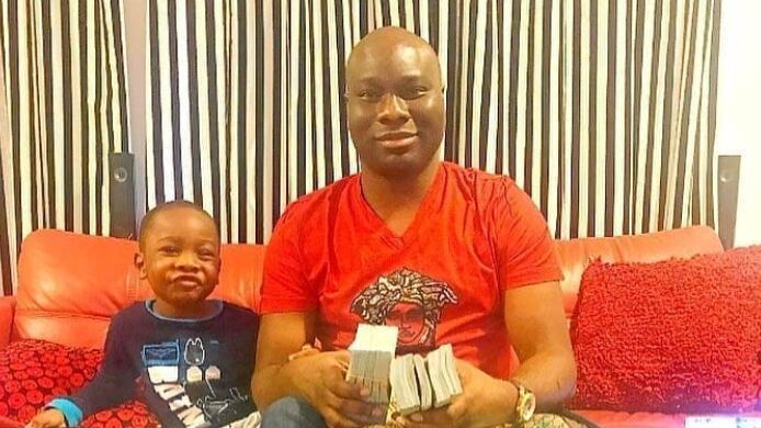 Su padre le regala mansiones y carros de lujo.