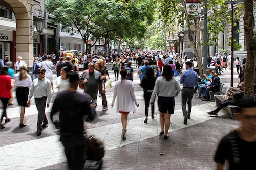 Chile envejece y redefine sus vínculos: radiografía a la vida social después de los 50