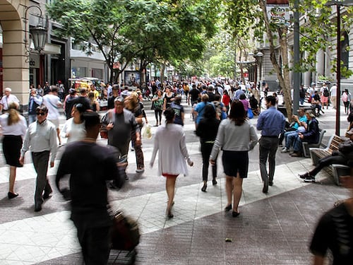 Chile envejece y redefine sus vínculos: radiografía a la vida social después de los 50