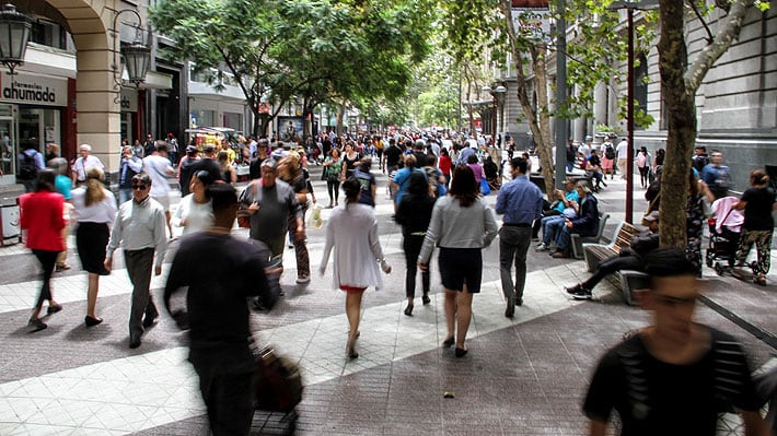 Chile envejece y redefine sus vínculos: radiografía a la vida social después de los 50