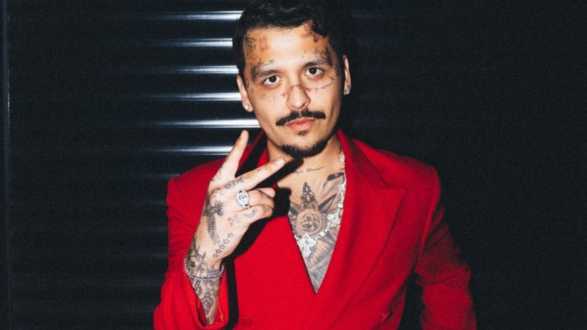 Un look de Christian Nodal causó revuelo en redes sociales y no por la mejor razón.