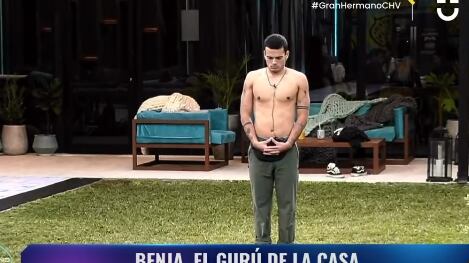 El participante de Gran Hermano, Benjamín Lagos de 21 años, es toda una eminencia en redes sociales, donde se hizo conocido por compartir contenido de autosuperación, cambios de hábitos y disciplina para conseguir los objetivos, asegurando que se levanta a las 4:59 de la mañana, para ganarle a la gente exitosa.
Sin embargo, esa actitud invencible no ha logrado influir de manera positiva en los televidentes del reality de CHV, quienes consideran que es “un chanta”.
“cautico que me levante más temprano que benja lagos”, “Benja Lagos me da la mismas vibes que un profesor promedio de derecho”, “Creo que Benja lagos es el personaje más PDG: mensajes de autosuperación, vendehumo, teorías conspirativas, mente de tiburón. Es un Parisi joven versión fruna”, son algunos de los comentarios en Twitter.
Pero, incluso desde el panel de expertos del mismo programa concuerdan con la opinión de los cibernautas.
“No le creo. La mayoría de la gente de su edad lo encuentra un chanta, es un chanta. Como dijo Larry Moe: ‘Es un Paulo Coelho en el cuerpo de un niño’. Es un cabro chico, y yo estoy hablando de la gente de su edad”, señaló Francisca García Huidobro, según consignó Página 7.
“Yo he dicho que es un chanta”, insistió.
Las críticas apuntan a los comentarios místicos que ha expresado Benja Lagos en el reality, las veces que se ha visto meditando en el patio bajo la lluvia y las respuestas que tiene para todos los temas, las cuales generan anticuerpos en la audiencia.