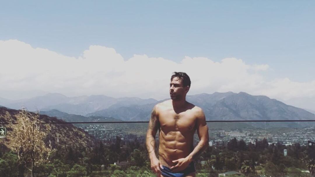 El "Mago" Valdivia sacó a lucir su abdomen trabajado.