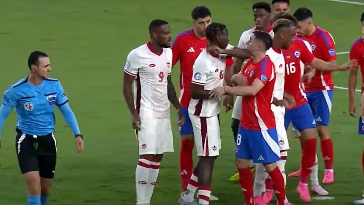 Como diría la canción de la colombiana Shakira, los jueces del VAR y árbitro de su mismo país, Wilmar Roldán, fueron totalmente “ciegos, sordos y mudos”. Esto, luego que se revelaran los audios de los jueces al ver el brutal codazo que el jugador canadiense le pegó en el mentón al chileno Rodrigo Echeverría, dejándolo tirado en el suelo.
“Cayó uno”, dice el audio del VAR. Luego, otro de los jueces, con la posibilidad de revisar las impaganes una y otra vez, en distintos ángulos e incluso en cámara lenta, dice: “Déjala correr. Nada, nada”. Ante esto, el cuarto árbitro, que debería dedicarse a la lucha libre, señala que el golpe ”no fue para pegar”. Con esas tres opiniones, Roldán concluye que no fue un golpe de Moïse Bombito, sino que “le pone el brazo así no más”.
Ante, esto, la Conmebol se refirió a la escandalosa agresión que empaña la credibilidad de la Copa América y reconoció que “se configura como conducta violenta y tarjeta roja”.
“En el minuto cuatro en una reanudación de tiro de esquina, no estando el balón en juego, un atacante de blanco (Canadá) golpea con el codo en la cara del jugador de rojo y azul (Chile), lo que se configura como conducta violenta y tarjeta roja (…) (El VAR) confirma incorrectamente la decisión de campo”, indicó el organismo rente del fútbol sudamericano tras liberar los audios del VAR sobre la polémica jugada, consignó CNN Chile.